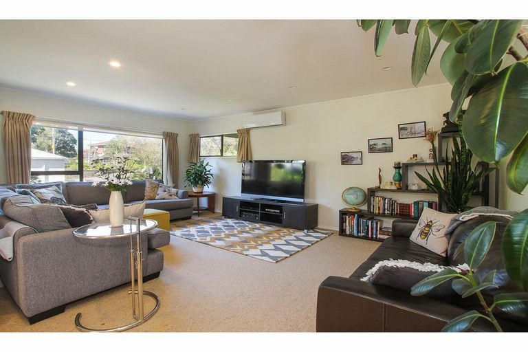 Photo of property in 1/964 Beach Road, Torbay, Auckland, 0630