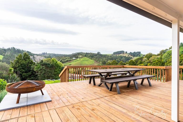 Photo of property in 17 Hook Road, Paparoa, 0571