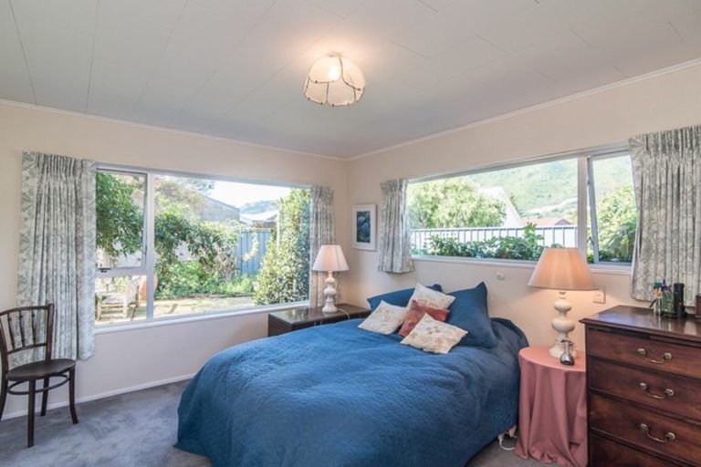 Photo of property in 52 Rewarewa Crescent, Waikanae, 5036