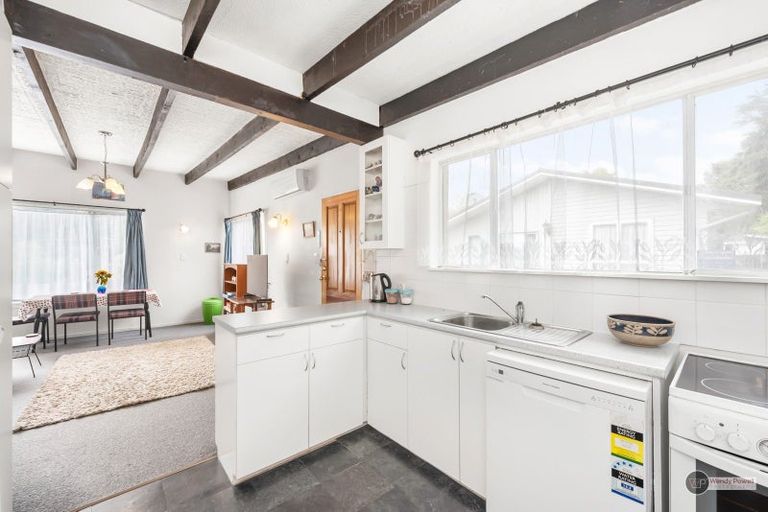 Photo of property in 28 Deller Grove, Silverstream, Upper Hutt, 5019