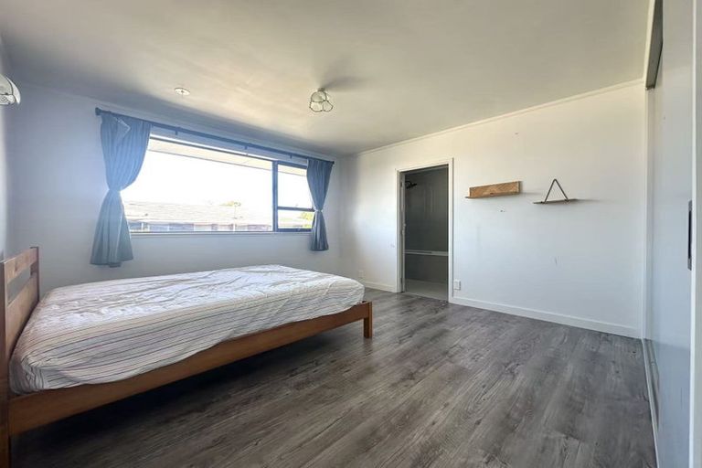 Photo of property in 46 Target Road, Totara Vale, Auckland, 0629