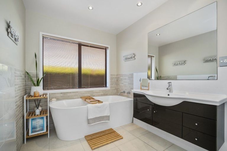 Photo of property in 39 Inverness Drive, Pyes Pa, Tauranga, 3112