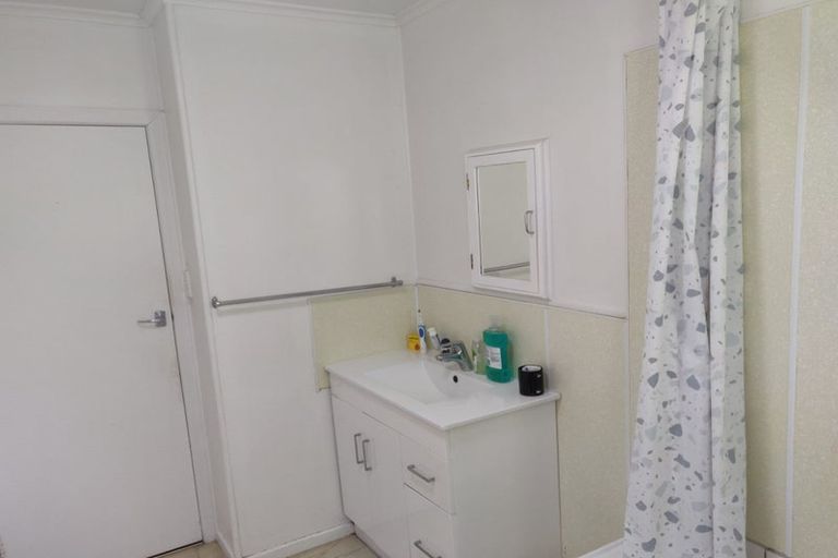 Photo of property in 105 Te Atatu Road, Te Atatu South, Auckland, 0610