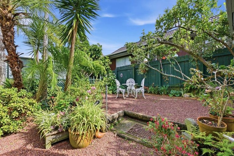 Photo of property in 2 Geoffrey Road, Torbay, Auckland, 0630