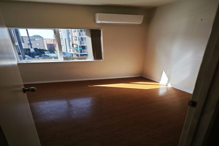 Photo of property in 11 Potter Avenue, Northcote, Auckland, 0627