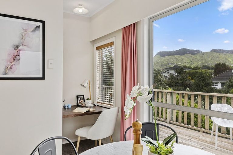 Photo of property in 5 Te Reinga View, Tawa, Wellington, 5028