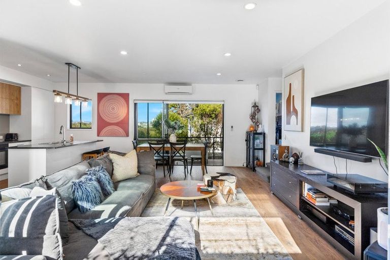 Photo of property in 24 Edgerton Road, Te Atatu Peninsula, Auckland, 0610