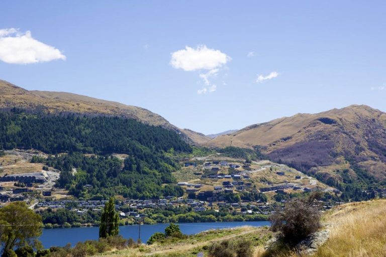 Photo of property in 8 Spring Hill Road, Kelvin Heights, Queenstown, 9300