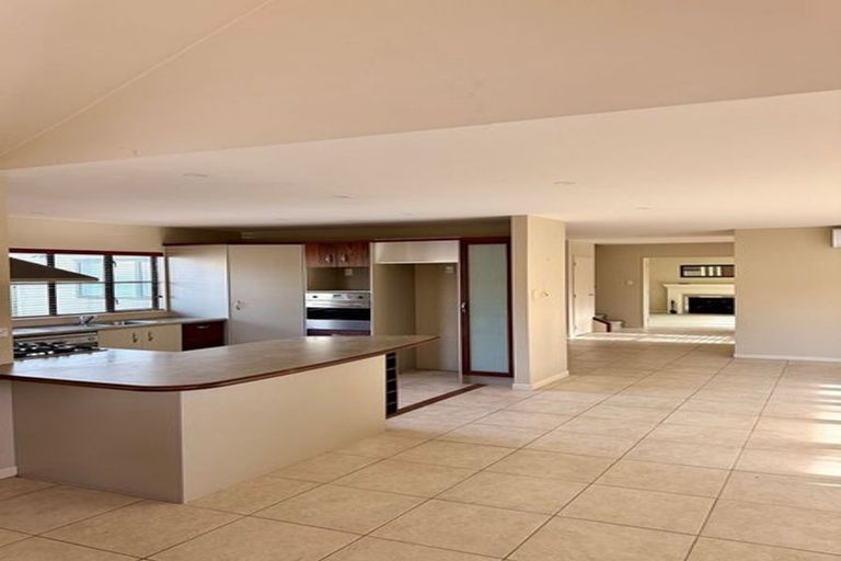 Photo of property in 2 Oakway Drive, Schnapper Rock, Auckland, 0632