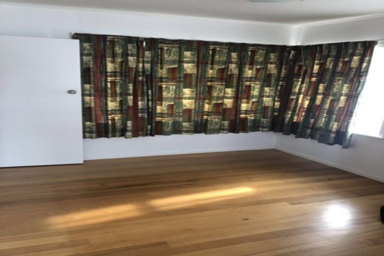 Photo of property in 100 Gossamer Drive, Pakuranga Heights, Auckland, 2010