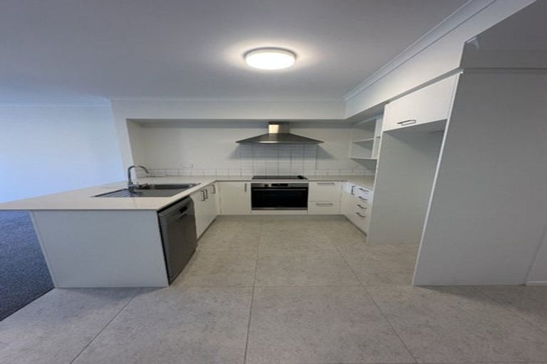 Photo of property in 27 Manarini Road, Westgate, Auckland, 0614