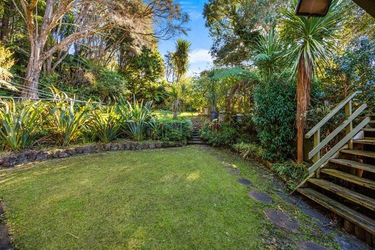 Photo of property in 34 Rauhuia Crescent, Parau, Auckland, 0604