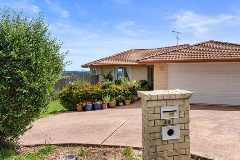 Photo of property in 39 Bluebird Crescent, Unsworth Heights, Auckland, 0632