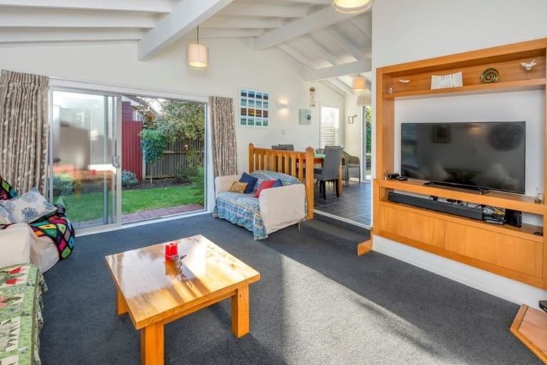 Photo of property in 11 Hastings Street, Waikanae Beach, Waikanae, 5036