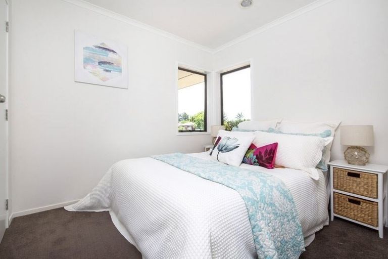 Photo of property in 8 Loloma Drive, Half Moon Bay, Auckland, 2012