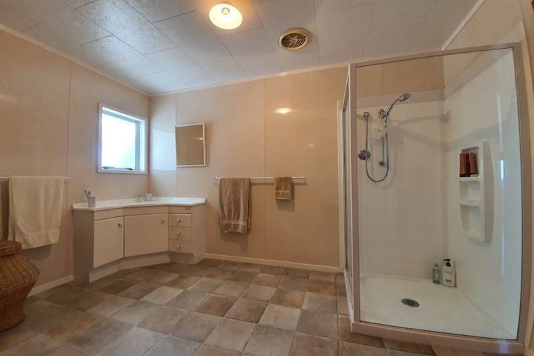 Photo of property in 18 Marohemo Road, Maungaturoto, 0583