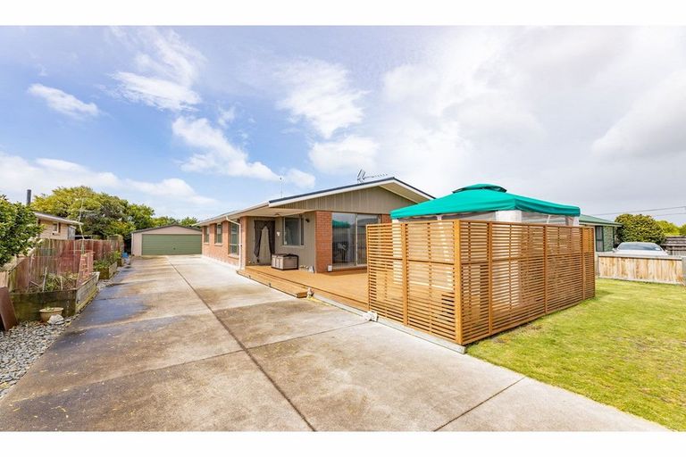 Photo of property in 6 Farnborough Street, Aranui, Christchurch, 8061