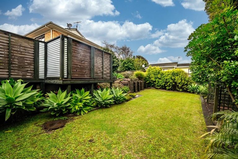 Photo of property in 19 Glenshee Place, Highland Park, Auckland, 2010