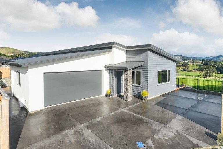 Photo of property in 22 Cyprus Place, Fitzherbert, Palmerston North, 4410