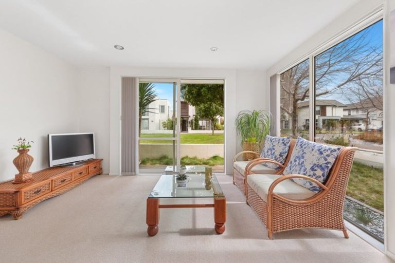 Photo of property in 25 Phar Lap Crescent, Takanini, 2112