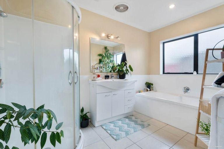 Photo of property in 15 Gardone Terrace, Conifer Grove, Takanini, 2112