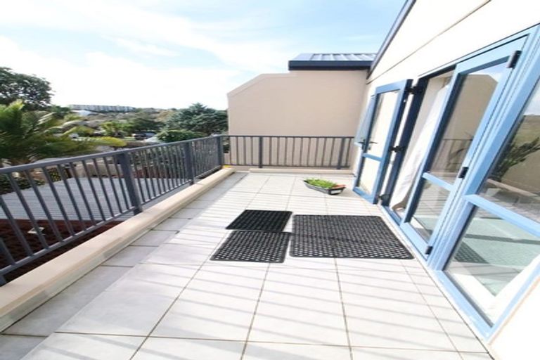 Photo of property in 3/9 John Jennings Drive, Oteha, Auckland, 0632