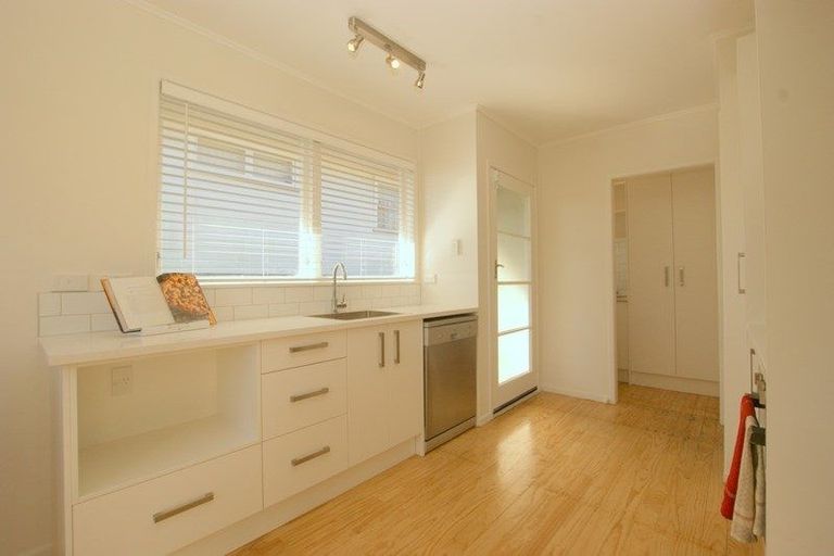 Photo of property in 9 Barnfield Place, Glendene, Auckland, 0602