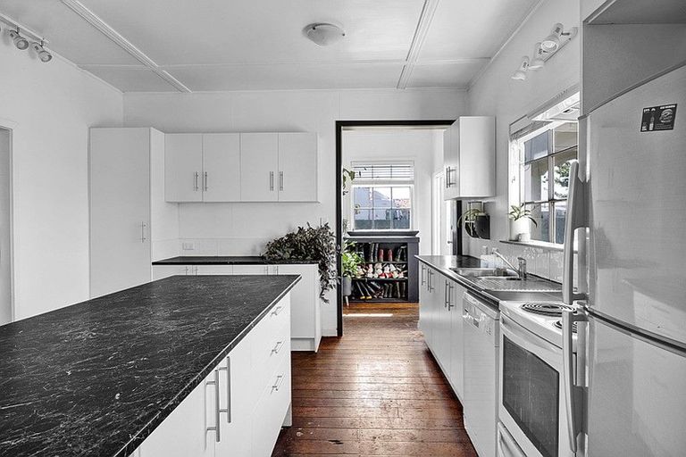 Photo of property in 5 Tawhiti Road, Hawera, 4610