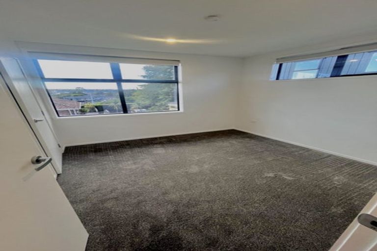 Photo of property in 1/23 Awaroa Road, Sunnyvale, Auckland, 0612