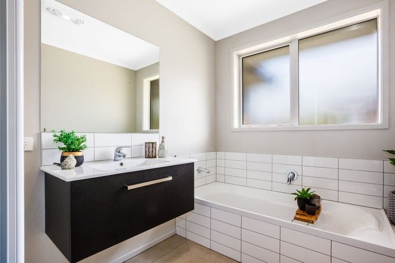 Photo of property in 34 Mooring Close, Whitby, Porirua, 5024