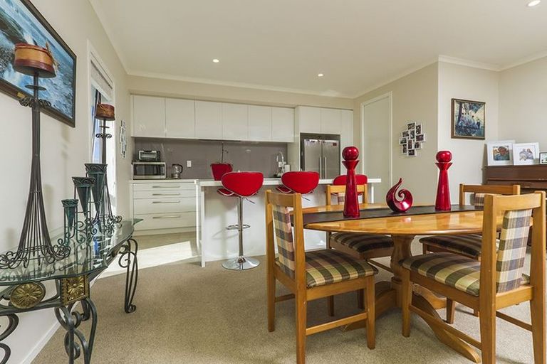 Photo of property in 18 Larmer Drive, Kumeu, 0810