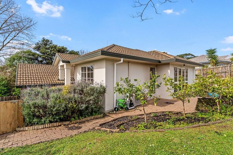 Photo of property in 76 Barbados Drive, Unsworth Heights, Auckland, 0632