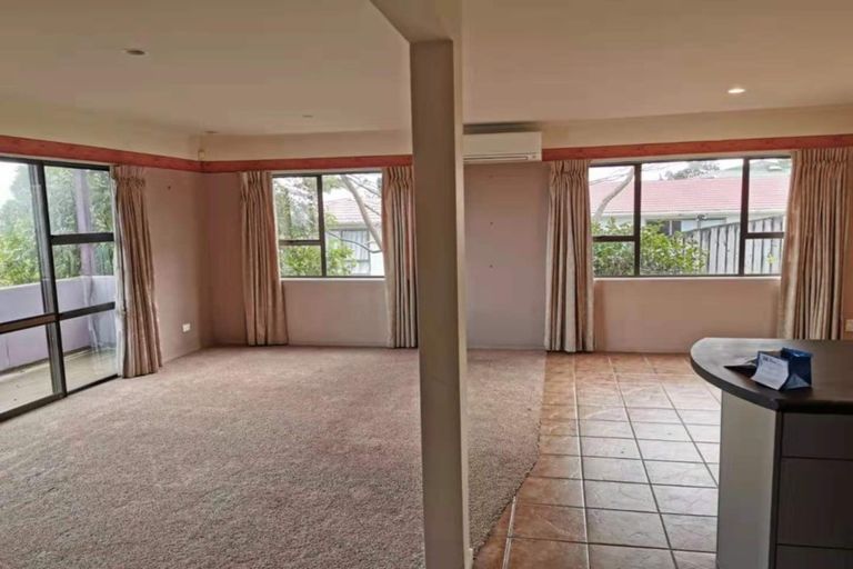 Photo of property in 18 Hueglow Rise, West Harbour, Auckland, 0618