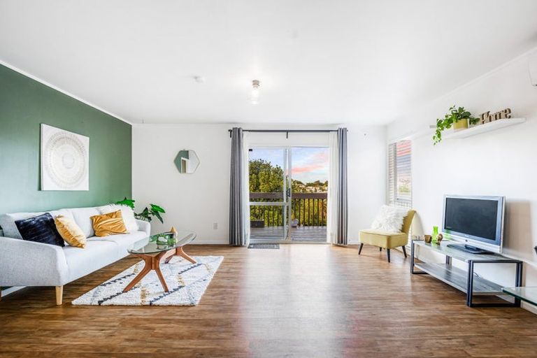 Photo of property in 15 Arde Place, Massey, Auckland, 0614