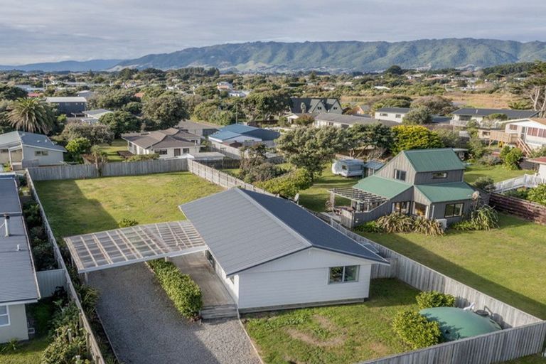 Photo of property in 7 Eruini Street, Waikanae Beach, Waikanae, 5036