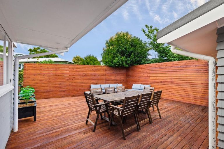 Photo of property in 15 Matipo Road, Te Atatu Peninsula, Auckland, 0610