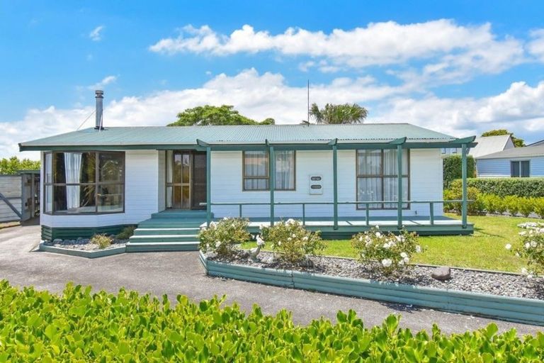 Photo of property in 6 Vela Place, Clarks Beach, 2122