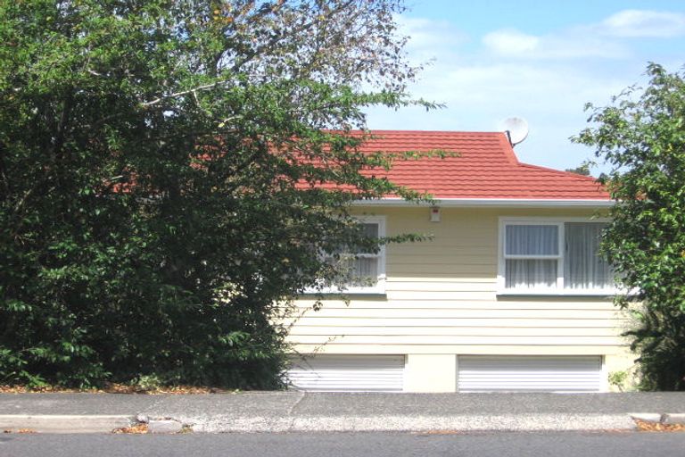Photo of property in 4 Easton Park Parade, Glenfield, Auckland, 0629