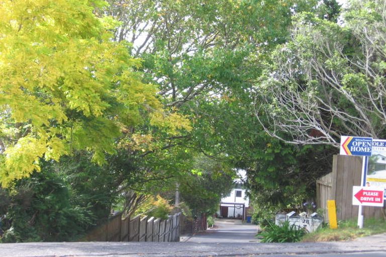 Photo of property in 2/2c Sunnynook Road, Sunnynook, Auckland, 0620