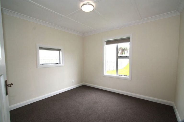 Photo of property in 14 Calvert Road, Moturoa, New Plymouth, 4310