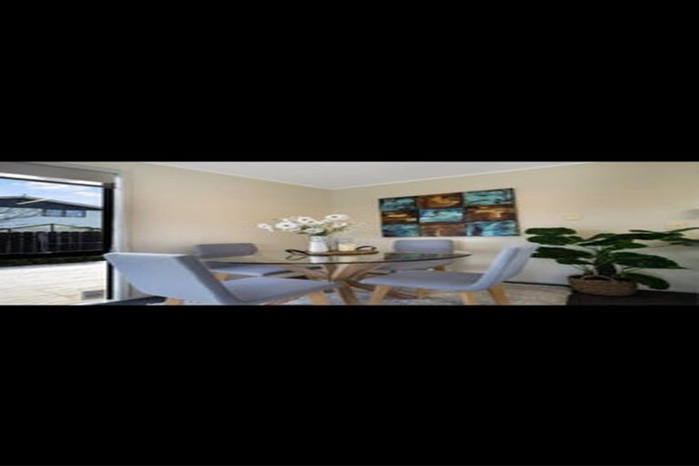 Photo of property in 1/14 Moxham Grove, Massey, Auckland, 0614