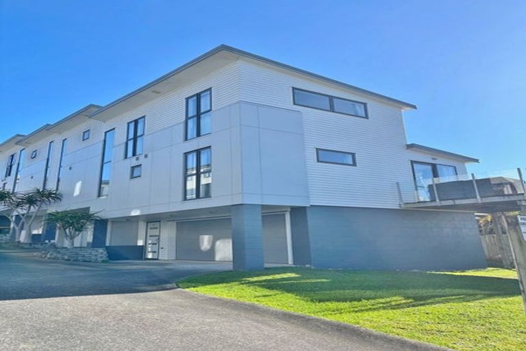 Photo of property in 16a Woodall Place, Totara Vale, Auckland, 0627