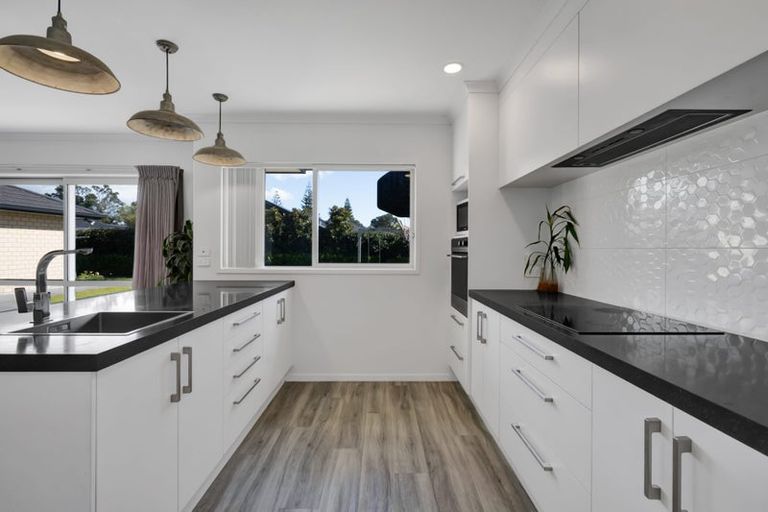 Photo of property in 12 Oakmont Crescent, Waiwhakaiho, New Plymouth, 4312