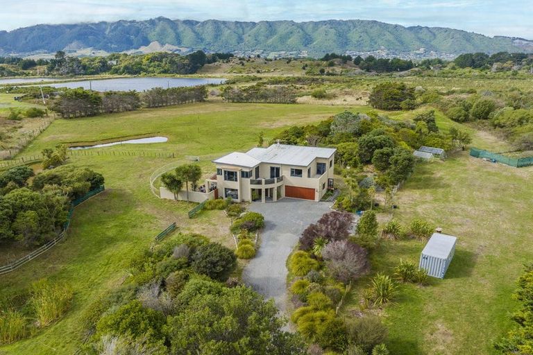 Photo of property in 114 Rutherford Drive, Waikanae Beach, Waikanae, 5036
