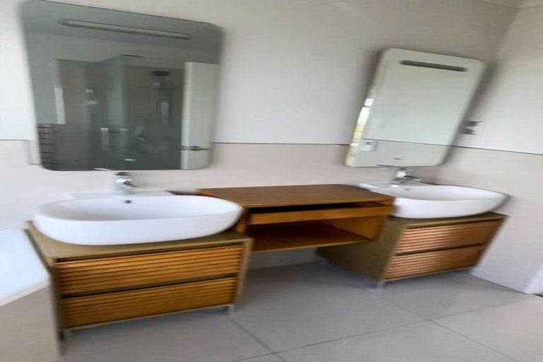 Photo of property in 106 Lake Panorama Drive, Henderson Valley, Auckland, 0612