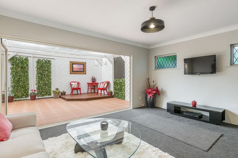 Photo of property in 44 Taupo Street, Green Bay, Auckland, 0604