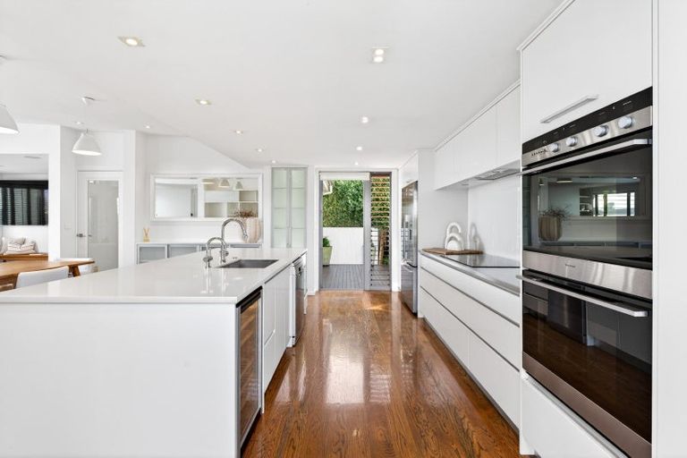 Photo of property in 40 Roslyn Road, Bluff Hill, Napier, 4110