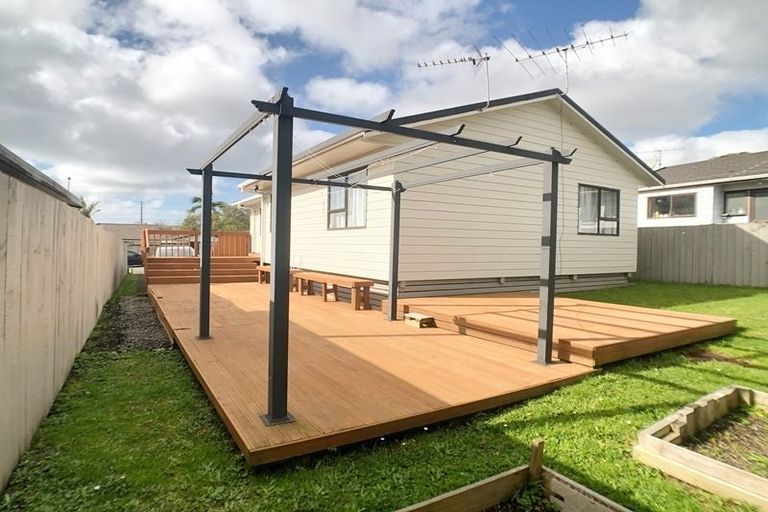 Photo of property in 1/3 Sevilla Place, Unsworth Heights, Auckland, 0632