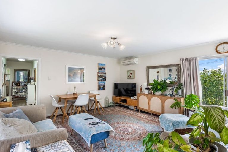 Photo of property in 70 Buscomb Avenue, Henderson, Auckland, 0610