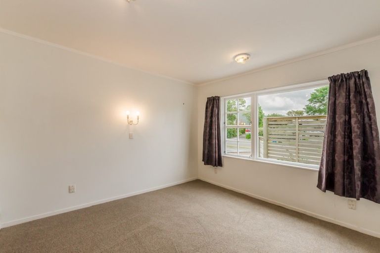 Photo of property in 15 Rewarewa Crescent, Waikanae, 5036